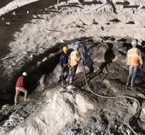 东山拱顶带模注浆料的施工流程及注意事项